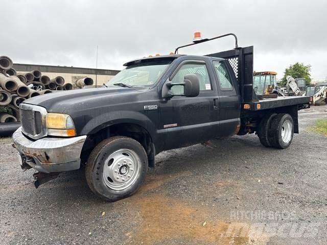 Ford F-550 Tovornjaki s kesonom/platojem