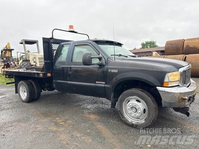 Ford F-550 Tovornjaki s kesonom/platojem