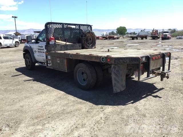 Ford F-550 Tovornjaki s kesonom/platojem