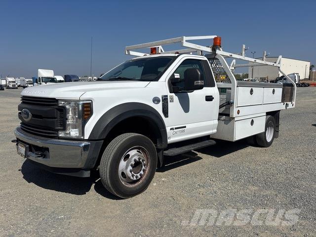 Ford F-550 Tovornjaki s kesonom/platojem