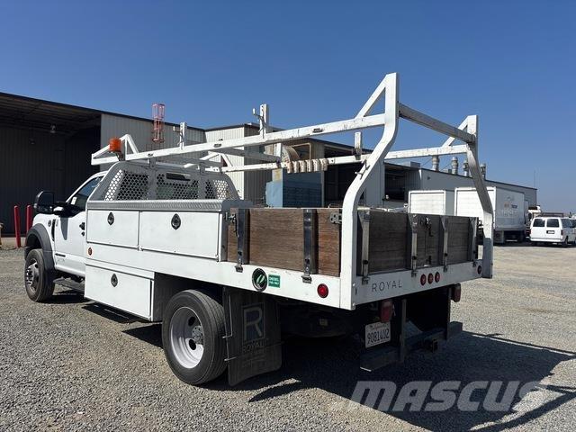 Ford F-550 Tovornjaki s kesonom/platojem