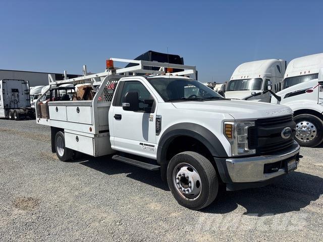 Ford F-550 Tovornjaki s kesonom/platojem