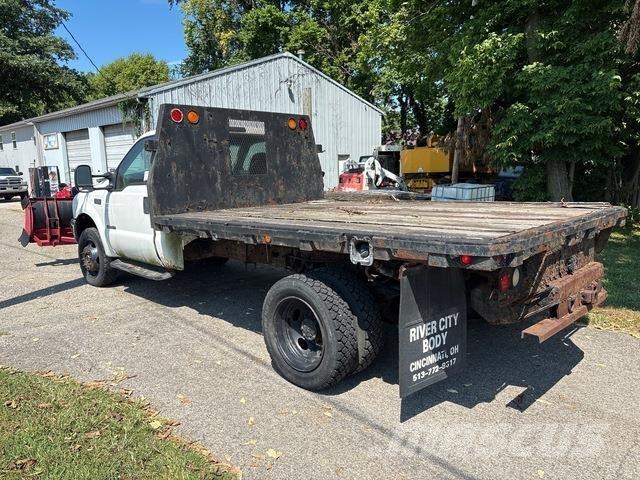Ford F-550 Tovornjaki s kesonom/platojem