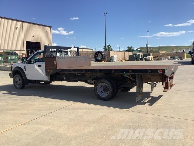 Ford F-550 Tovornjaki s kesonom/platojem