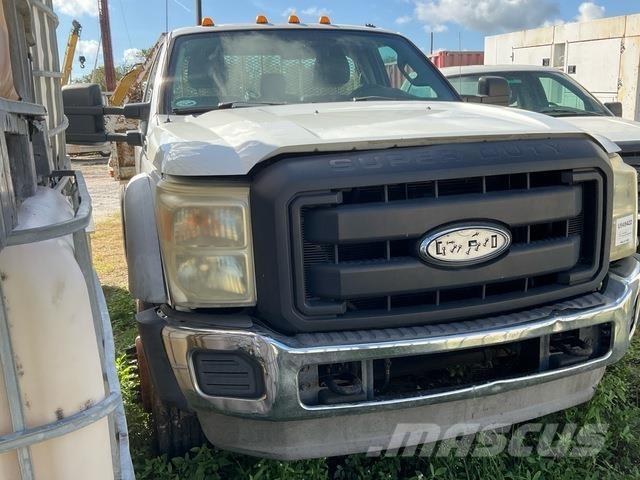 Ford F-550 Tovornjaki s kesonom/platojem