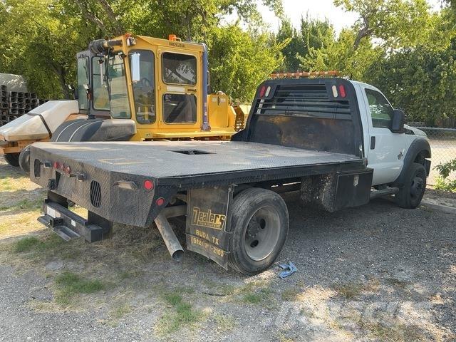 Ford F-550 Tovornjaki s kesonom/platojem