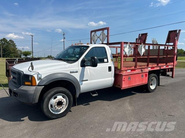 Ford F-550 Tovornjaki s kesonom/platojem