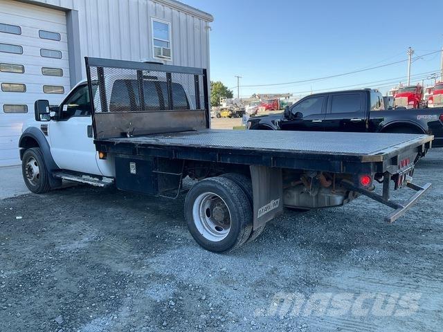 Ford F-550 Tovornjaki s kesonom/platojem