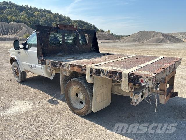 Ford F-550 Tovornjaki s kesonom/platojem