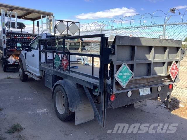 Ford F-550 Tovornjaki s kesonom/platojem
