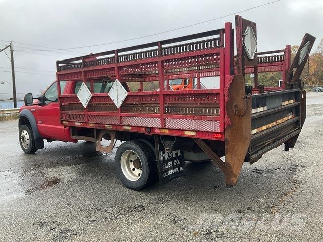 Ford F-550 Tovornjaki s kesonom/platojem