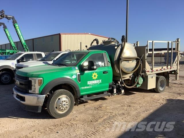 Ford F-550 Tovornjaki s kesonom/platojem