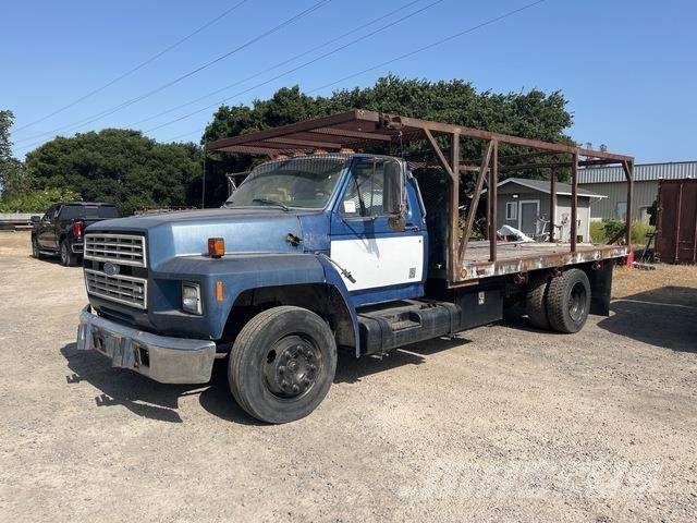 Ford F-700 Tovornjaki s kesonom/platojem