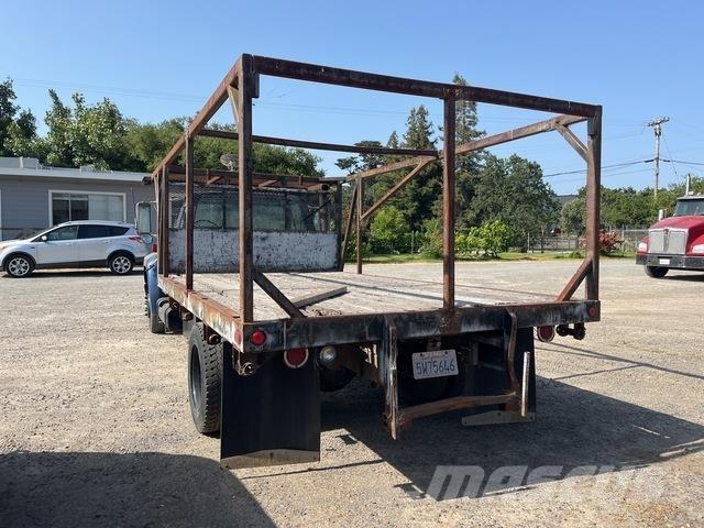 Ford F-700 Tovornjaki s kesonom/platojem