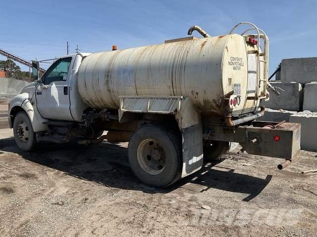 Ford F-750 Tovornjaki za vodo