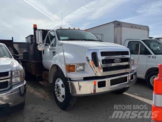 Ford F-750 Tovornjaki s kesonom/platojem