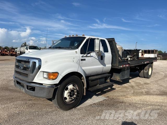 Ford F-750 Tovornjaki s kesonom/platojem