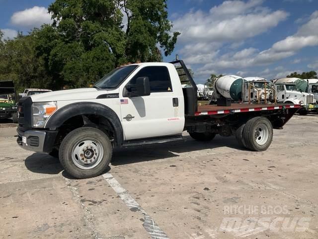 Ford F550 Tovornjaki s kesonom/platojem