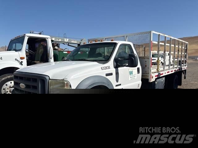 Ford F550 Tovornjaki s kesonom/platojem