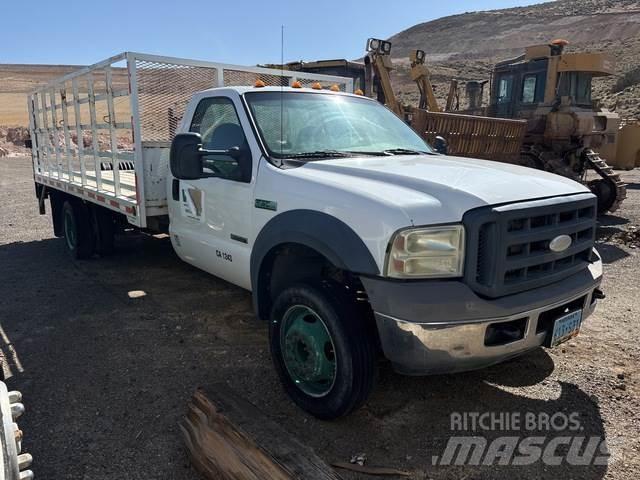 Ford F550 Tovornjaki s kesonom/platojem