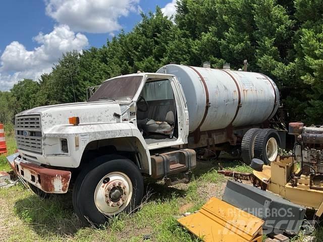 Ford F700 Tovornjaki cisterne