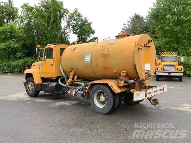Ford L8000 Tovornjaki za vodo
