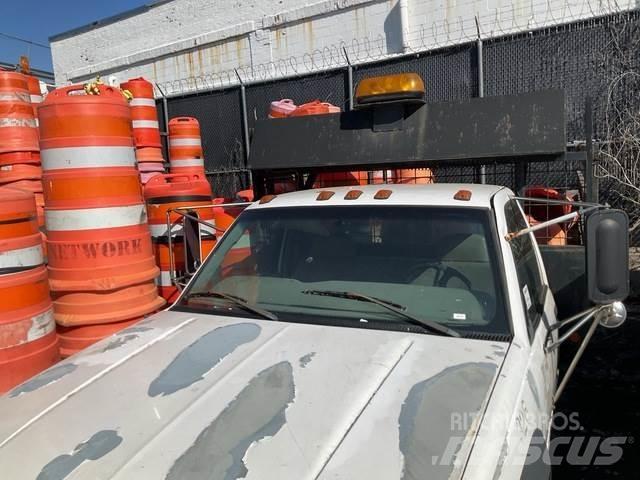 GMC 3500 Tovornjaki s kesonom/platojem