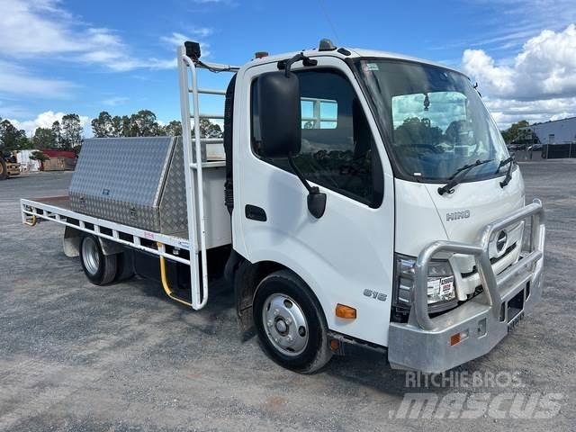 Hino 300 Tovornjaki s kesonom/platojem