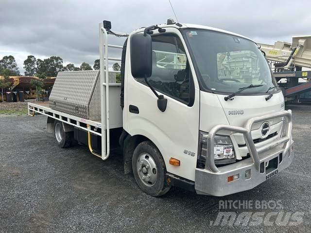 Hino 300 Tovornjaki s kesonom/platojem