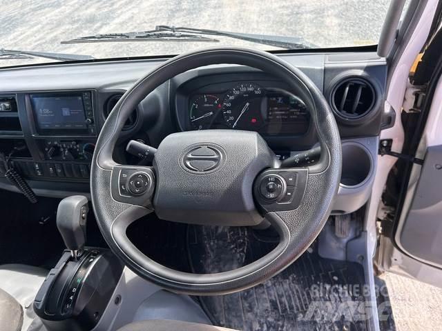 Hino 300 Tovornjaki s kesonom/platojem