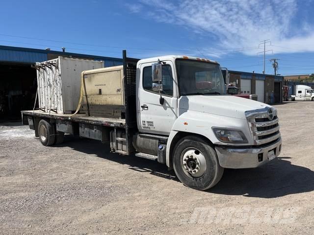 Hino 308 Tovornjaki s kesonom/platojem