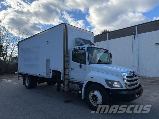 Hino 338 Tovornjaki zabojniki