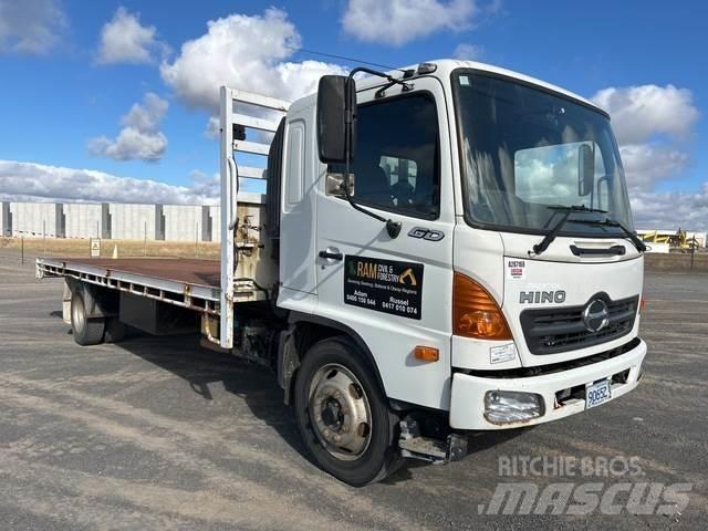 Hino 6D1J Tovornjaki s kesonom/platojem