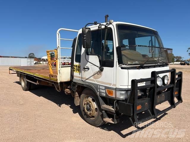 Hino GD1J Tovornjaki s kesonom/platojem