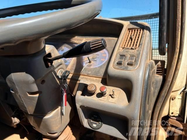 Hino GD1J Tovornjaki s kesonom/platojem