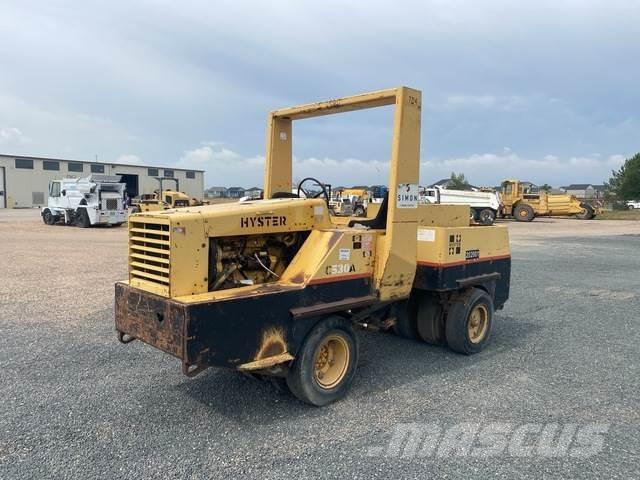 Hyster 530A Kolesni valjarji s pnevmatikami