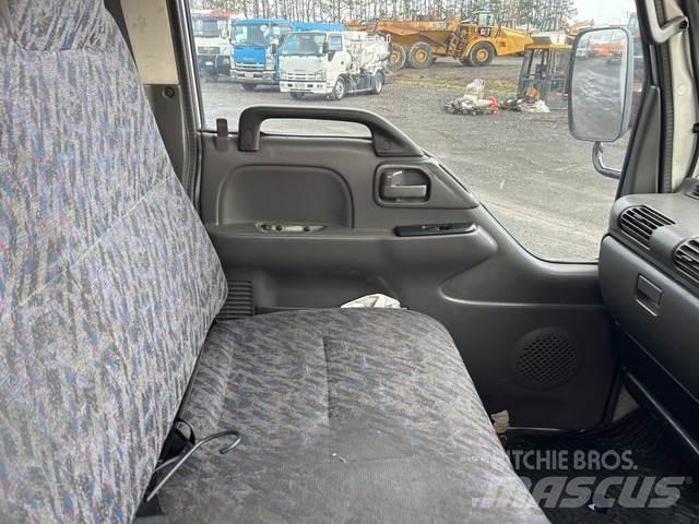 Isuzu NKR300s Drugo