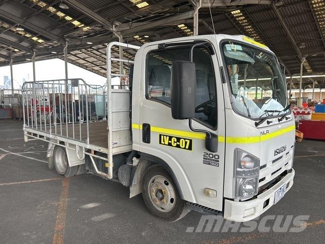 Isuzu NLR Tovornjaki s kesonom/platojem