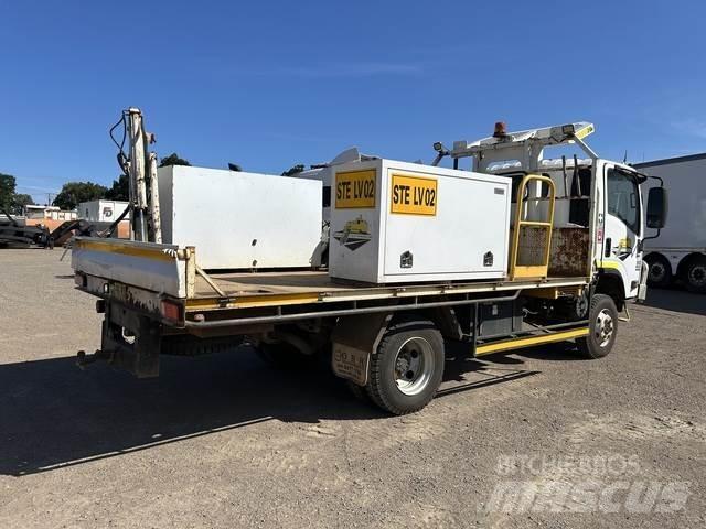 Isuzu NPS 300 Tovornjaki z žerjavom