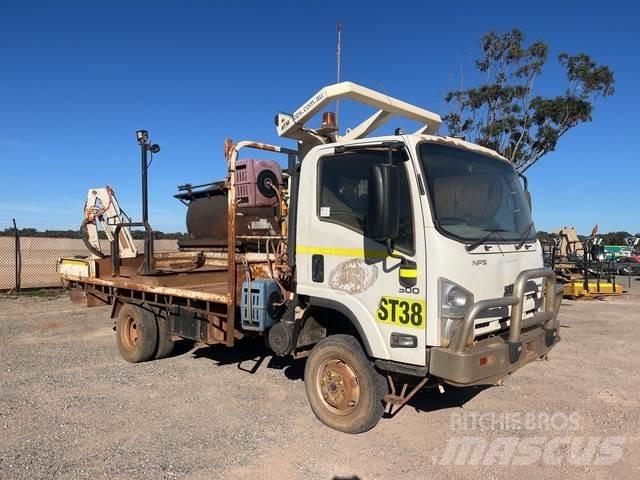 Isuzu NPS 300 Tovornjaki s kesonom/platojem