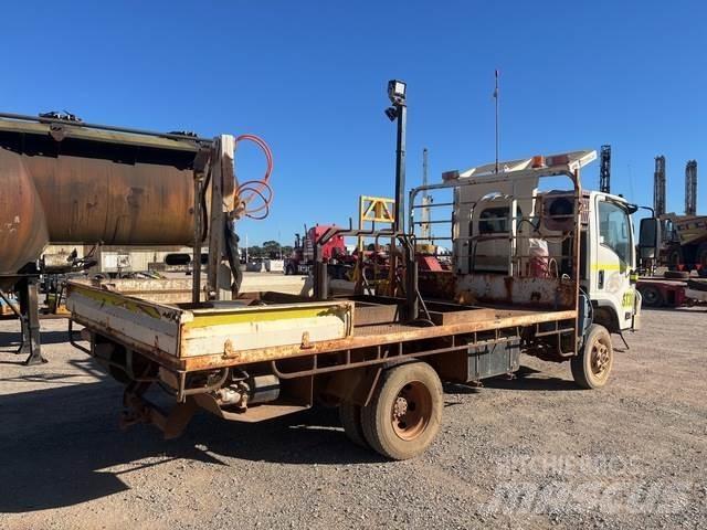 Isuzu NPS 300 Tovornjaki s kesonom/platojem
