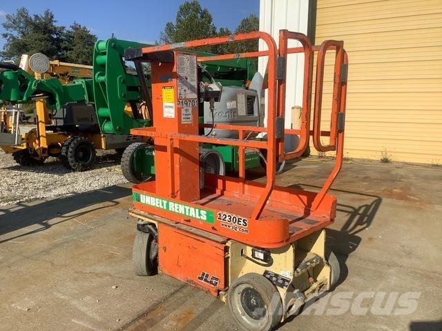 JLG 1230ES Vertikalna dvigala