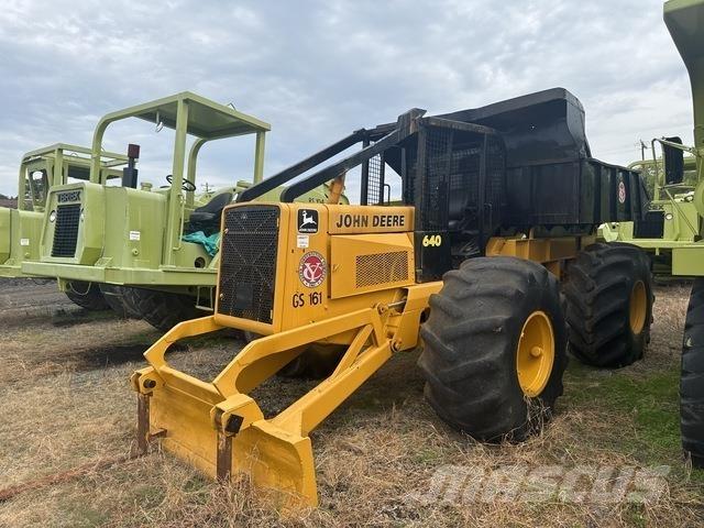 John Deere 640 Skiderji