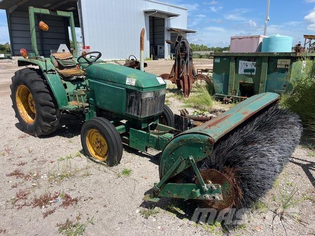 John Deere 970 Stroji za notranje pometanje