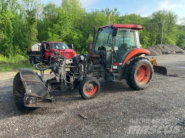 Kubota M5040 Stroji za notranje pometanje