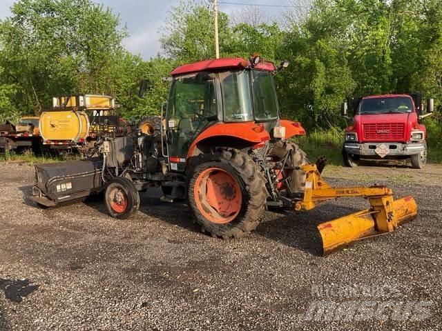 Kubota M5040 Stroji za notranje pometanje