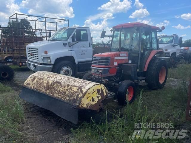Kubota M5700 Stroji za notranje pometanje