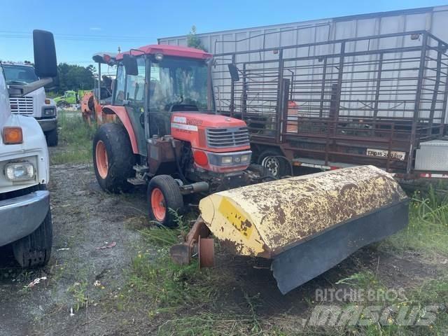 Kubota M5700 Stroji za notranje pometanje