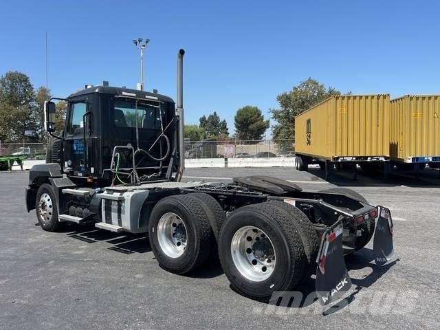 Mack AN64T Vlačilci
