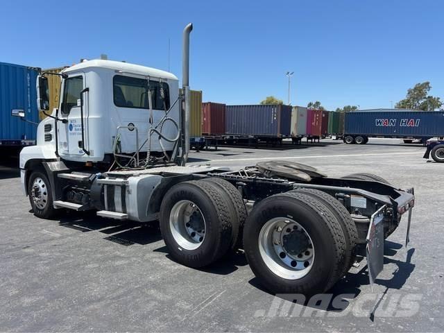 Mack AN64T Vlačilci